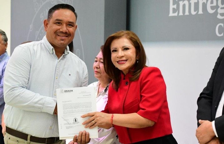 SEPyC entrega 109 becas para que docentes de Sinaloa cursen posgrados