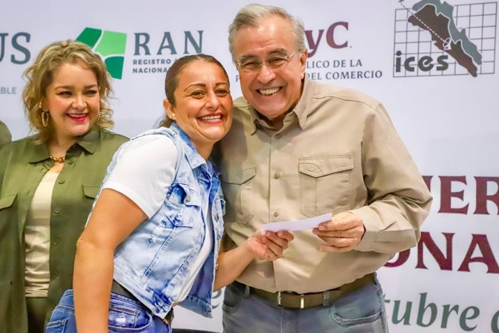 Entrega Rocha recursos económicos para proyectos a mujeres rurales