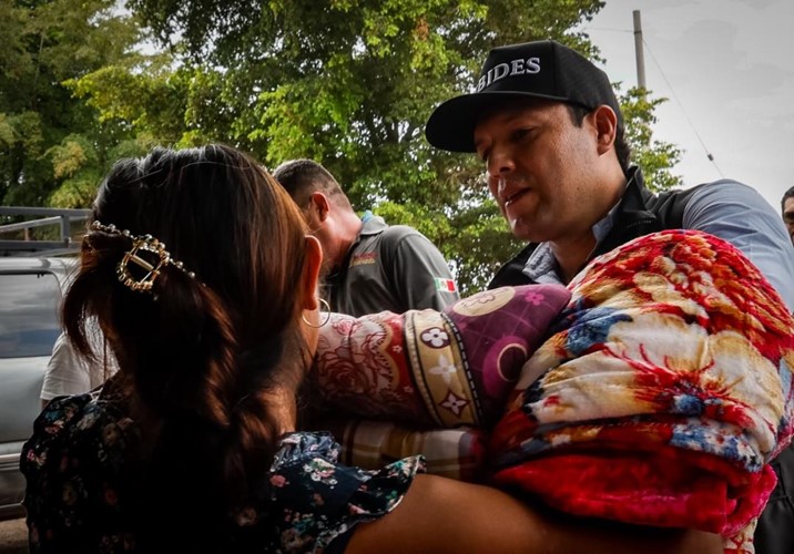 Entregan cobijas y catres a familias afectadas por lluvias
