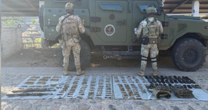 Aseguran armas, municiones y 51 explosivos en Badiraguato