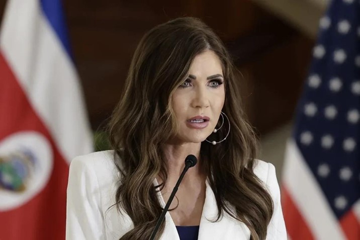  Van por Kristi Noem: Grupos exigen juicio contra secretaria de Seguridad por redadas migratorias