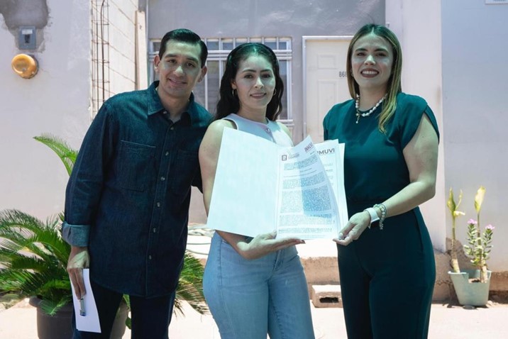Entregan títulos de propiedad a familias del fraccionamiento Valle de Encino en Culiacán