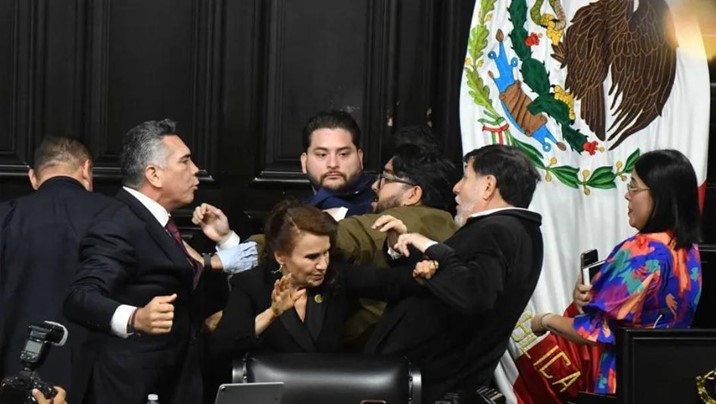 ¡Hasta los golpes! Noroña y 'Alito' Moreno se pelean en plena tribuna; tuvieron que separarlos