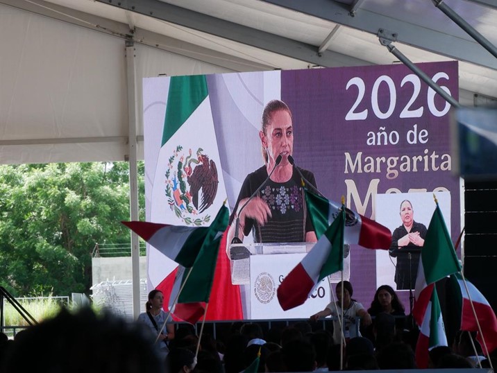 Sinaloenses desafían el calor para recibir a Sheinbaum en Culiacán