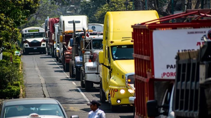 Paro nacional de transportistas provoca tráfico lento en carreteras de México