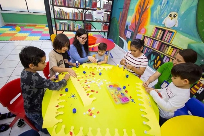Cuentos, coronas y rosca: niñas y niños disfrutan “La hora del cuento” en la Biblioteca Rosa María Peraza