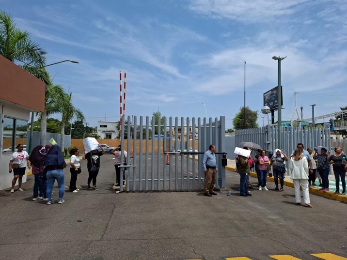 Inconformes por recibos de CFE “cargados” bloquean accesos vehiculares del Congreso