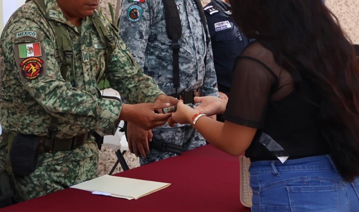 Ciudadanos entregan armas y reciben dinero durante operativo preventivo