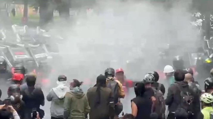 Encapuchados y policías se enfrentan afuera del estadio durante el Mundial