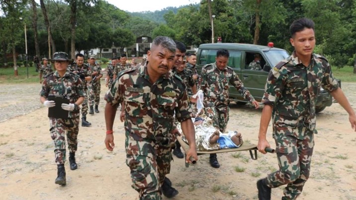 Rescatan viva a una niña tras casi 60 horas bajo los escombros en Nepal