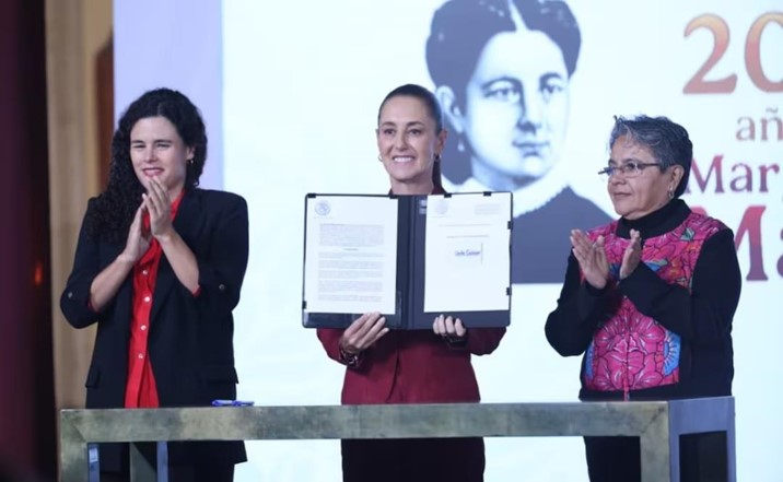 Sheinbaum firma decreto y endurece las reglas de transparencia en el Gobierno
