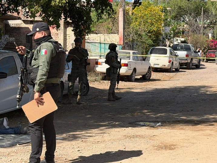 Hallan a hombre asesinado tras incendio en vivienda de Flores Magón, en Culiacán
