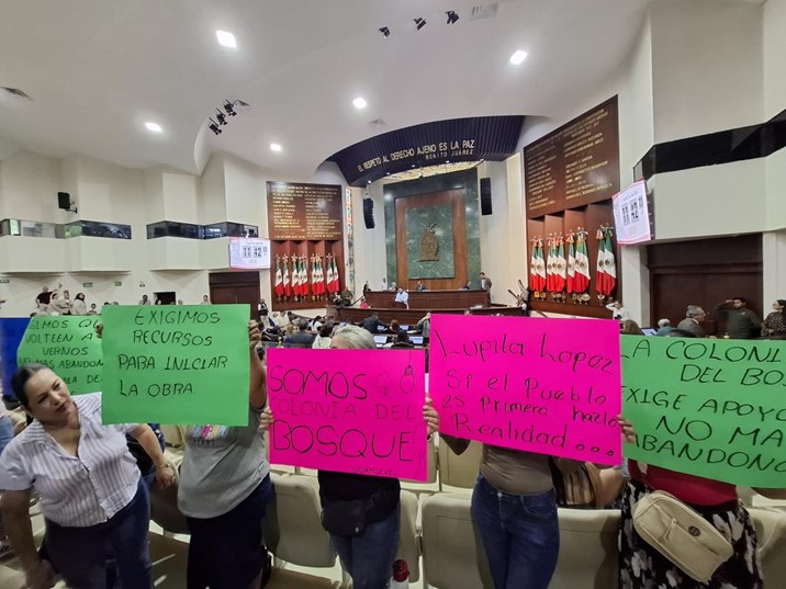 Vecinos de Guamúchil acuden al Congreso del Estado para gestionar obra eléctrica
