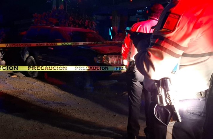 Muere al caerle encima una camioneta cuando la estaba arreglando