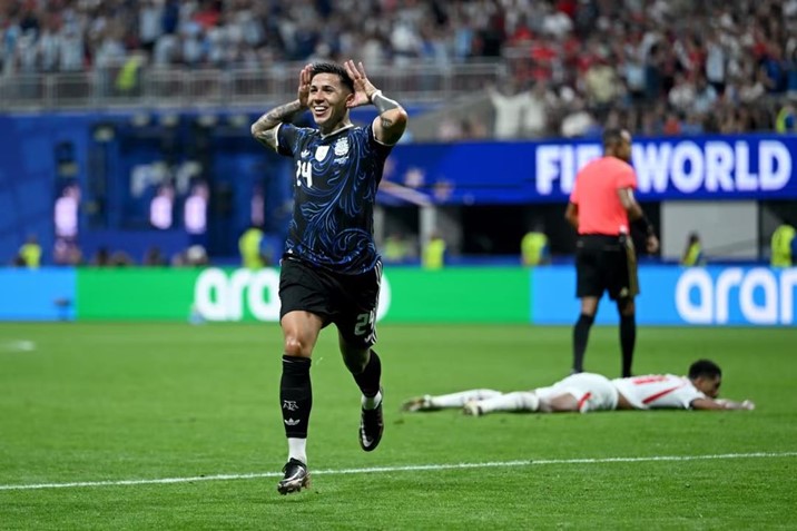 Argentina remonta a Inglaterra y defenderá su título mundial ante España