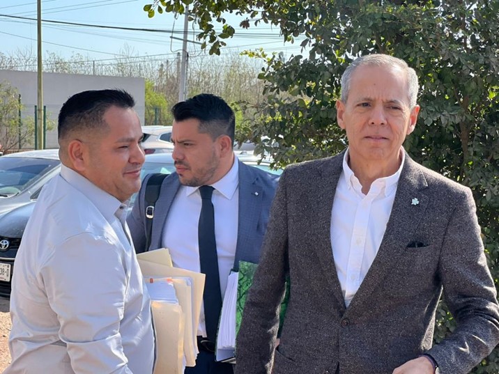 Vargas llega a audiencia acompañado de 7 abogados; le manda saludos a Enrique Inzunza