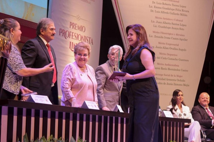 Auditora recibe premio como Profesionista Lince en la UADEO