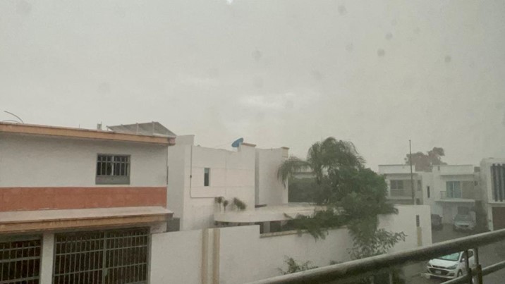 ¡Se dejó venir la lluvia! Sorprende a Culiacán tormenta con vientos huracanados; reportan apagones