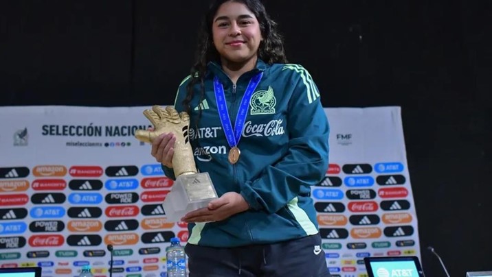  Valentina Murrieta, ilusionada por atajar penales, hoy presume su Guante de Oro