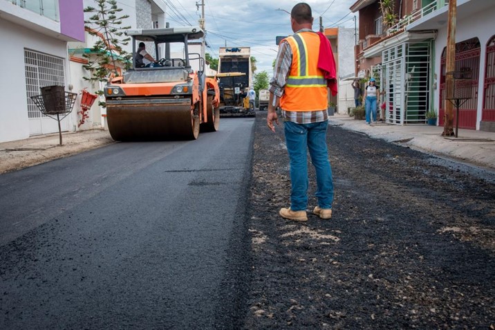 Realizan labores de mantenimiento vial en el fraccionamiento Terranova