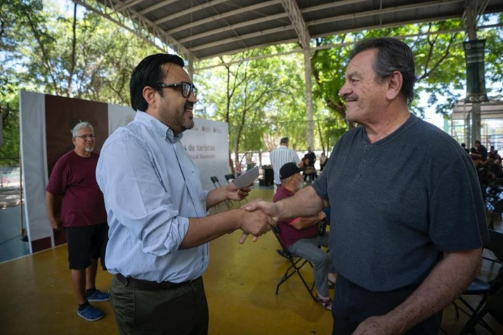 Entregan más de mil tarjetas de Pensiones del Bienestar en Culiacán