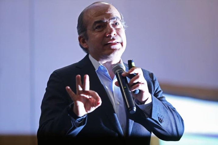 Calderón alerta en España y Morena lo acusa en México