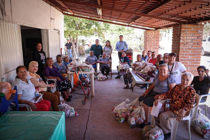  Grupo de adulto mayor “vivir de nuevo” en La Higuerita, recibe apoyos alimentarios del DIF Culiacán