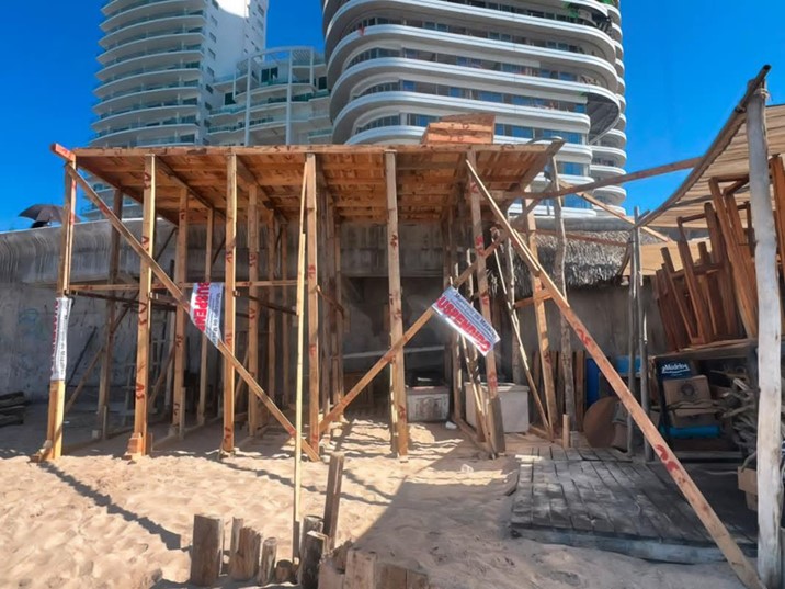Profepa clausura templete irregular en playa de Mazatlán