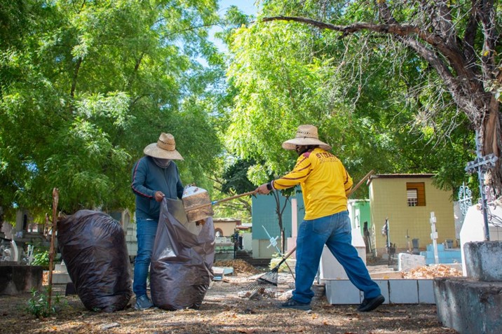 Ayuntamiento de Culiacán prepara panteones para el Día de las Madres con intensivo operativo de limpieza