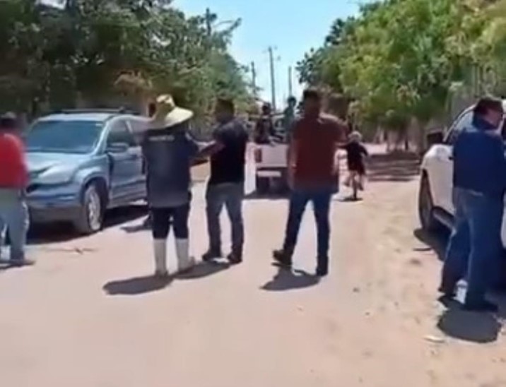 Habitantes de Paredones impiden entrega de despensas en Ahome; corren al personal que se encargaría de la distribución
