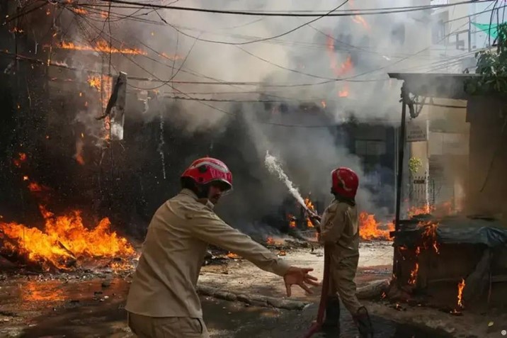 Al menos 21 muertos y 26 heridos, muchos extranjeros, en el incendio de un hotel en Delhi