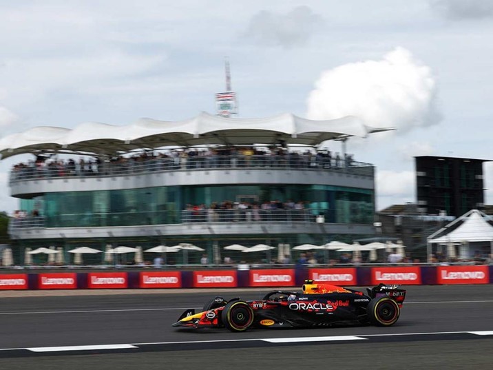  'Checo' Pérez progresa; tercero en práctica 2 en Gran Bretaña