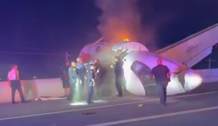 Un jet privado se estrella en una autopista de Texas: un muerto y cinco sobrevivientes