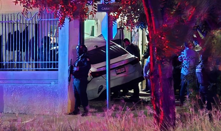  Persecución y balacera termina en choque en una casa en Culiacán; hay dos detenidos con armas de fuego