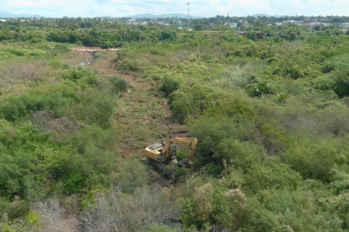 Un 75 por ciento de avance lleva desazolve de drenes en Elota