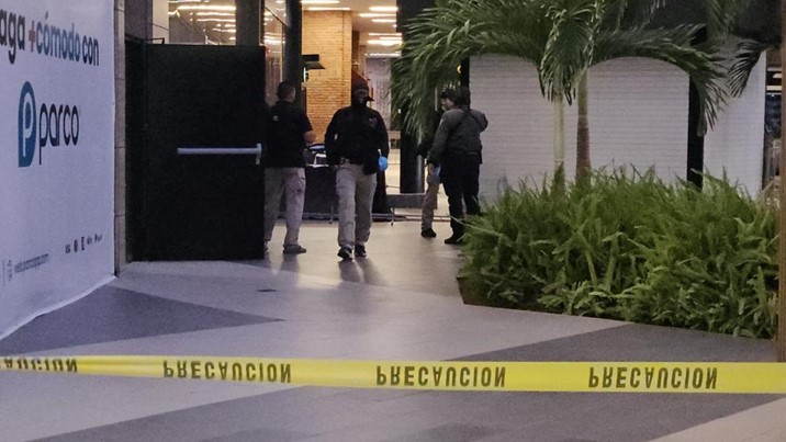  Identifican a los dos asesinados dentro de plaza Cuatro Ríos; el ataque ocurrió mientras FGE procesaba otro crimen