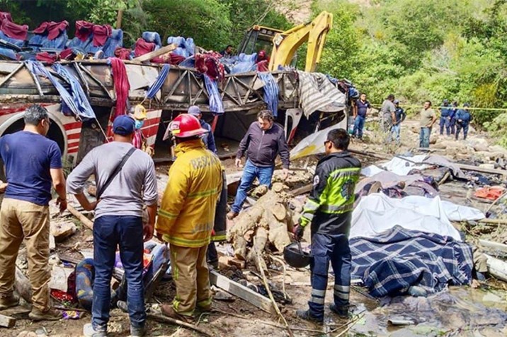  Más de 20 muertos deja volcadura de autobús de pasajeros en carretera Magdalena Peñasco, Oaxaca