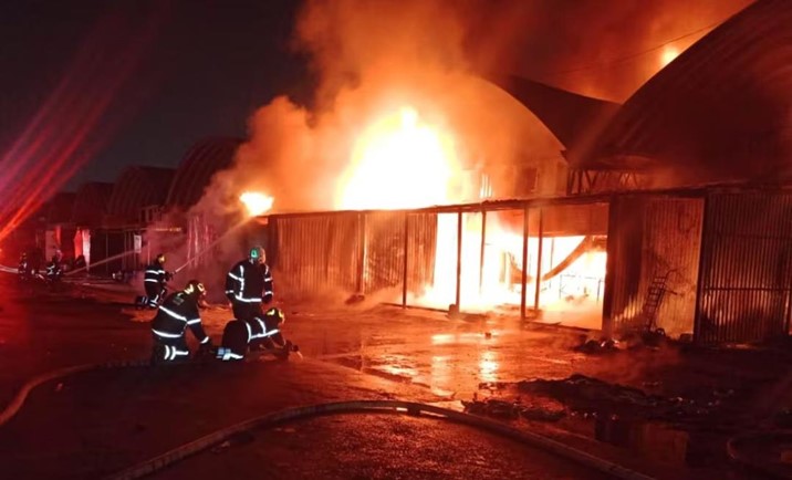 Incendio en la Central de Abasto; hay cinco bodegas calcinadas y un bombero herido