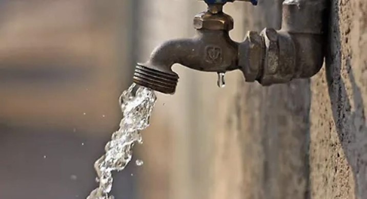 Falla en tubería principal afecta a decenas de colonias del sur poniente