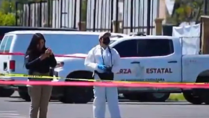 Hallan cuatro cuerpos en autos abandonados durante violenta jornada