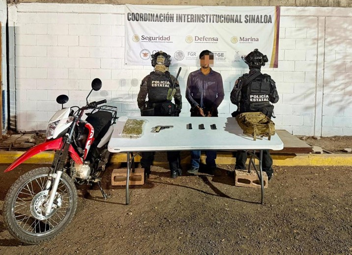 Detienen a hombre armado con presunta droga tras persecución en Tepuche