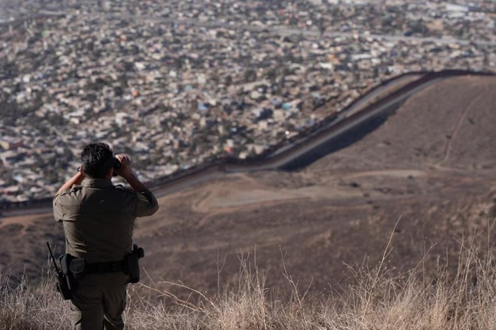 Estados Unidos prohibirá drones cerca de México y amenaza con derribarlos