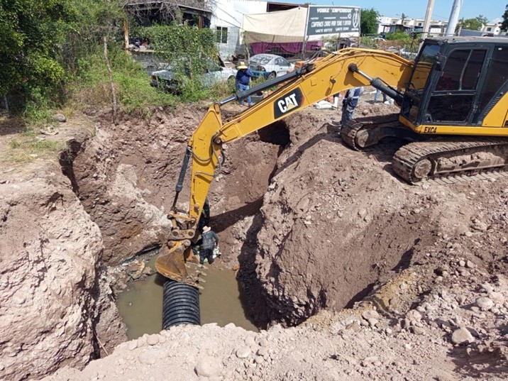 Rehabilitan tubería dañada para mejorar el drenaje en colonia La Costera