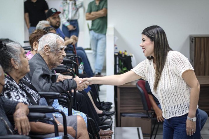 DIF Culiacán entrega sillas de ruedas a personas en situación vulnerable