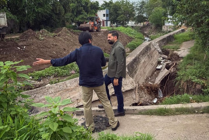 Juan de Dios Gámez supervisa los arroyos y escucha a familias en colonias Progreso y 7 Gotas