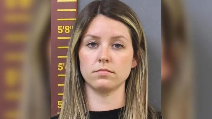 Profesora de secundaria es detenida por tener relaciones sexuales con alumna