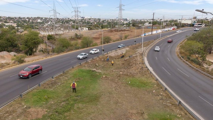 Transforman entorno de la avenida Álvaro Obregón Sur con talud ornamental