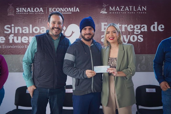 Gobierno de Rocha cumple y entrega apoyos directos de “Sinaloa Late Fuerte” en El Quelite y La Noria