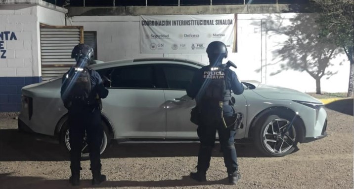 Recuperan automóvil recién robado en la colonia Libertad, en Culiacán