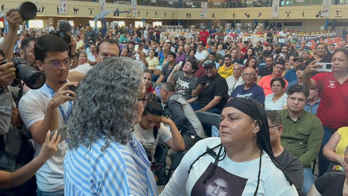 Madre buscadora aborda a Graciela Domínguez y denuncia discriminación contra colectivos